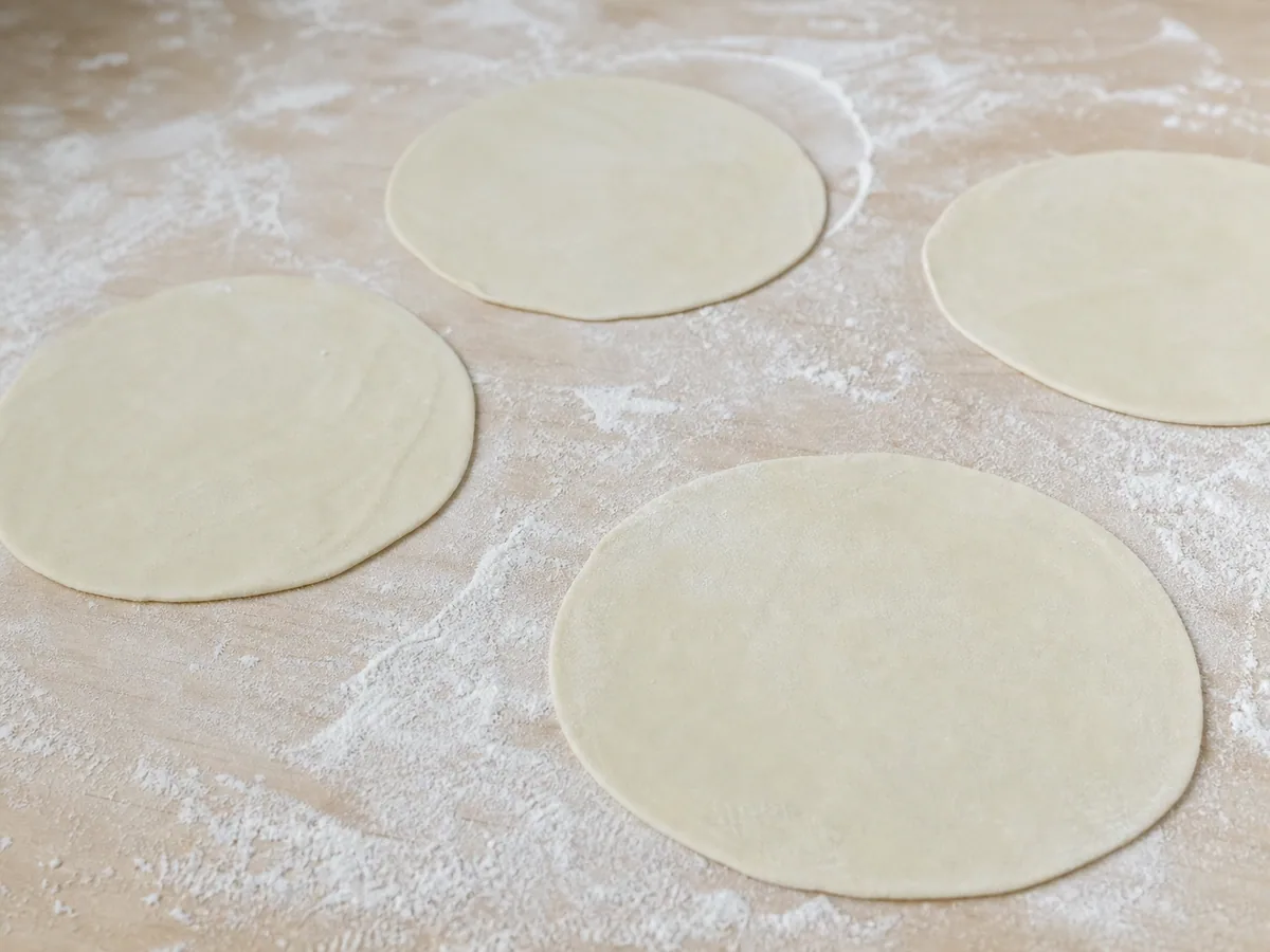 Disco fino de masa estirada para bolani afgano de papa y puerro