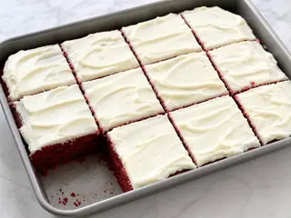 Cuadrado de pastel estadounidense de terciopelo rojo con cobertura de queso crema