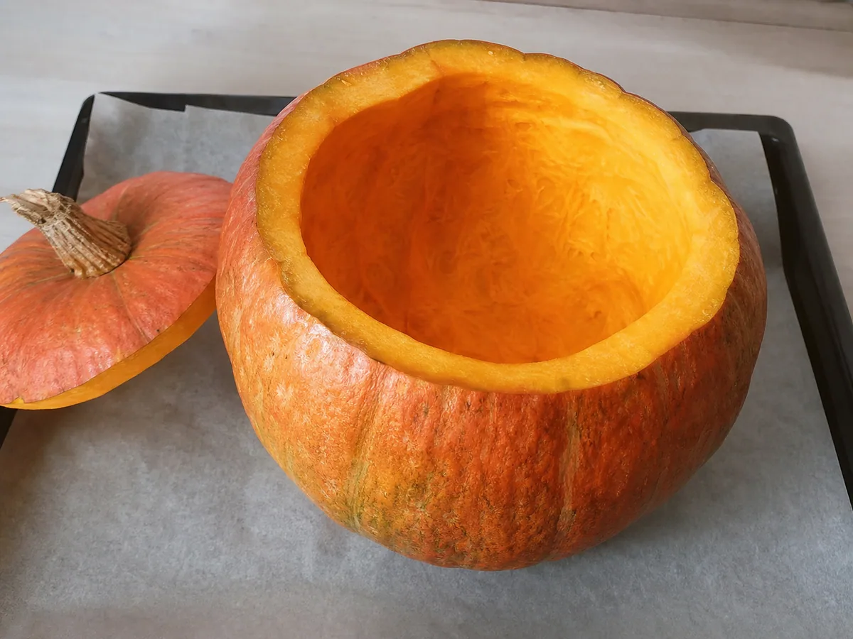 Cavidade limpa da abóbora de polpa doce com a tampa ao lado