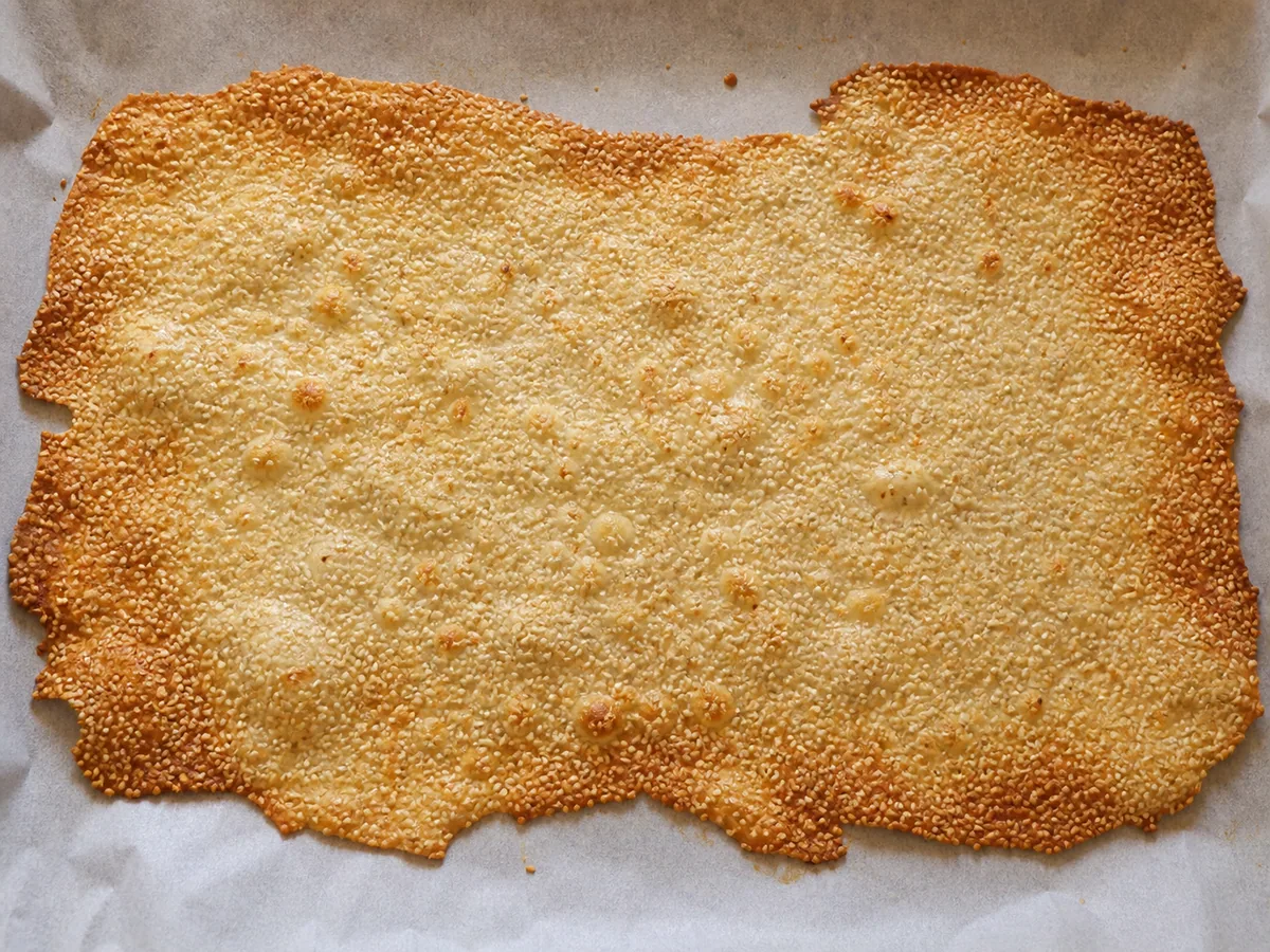 Lâmina assada de lavash com gergelim, centro seco e borbulhado e bordas bem douradas