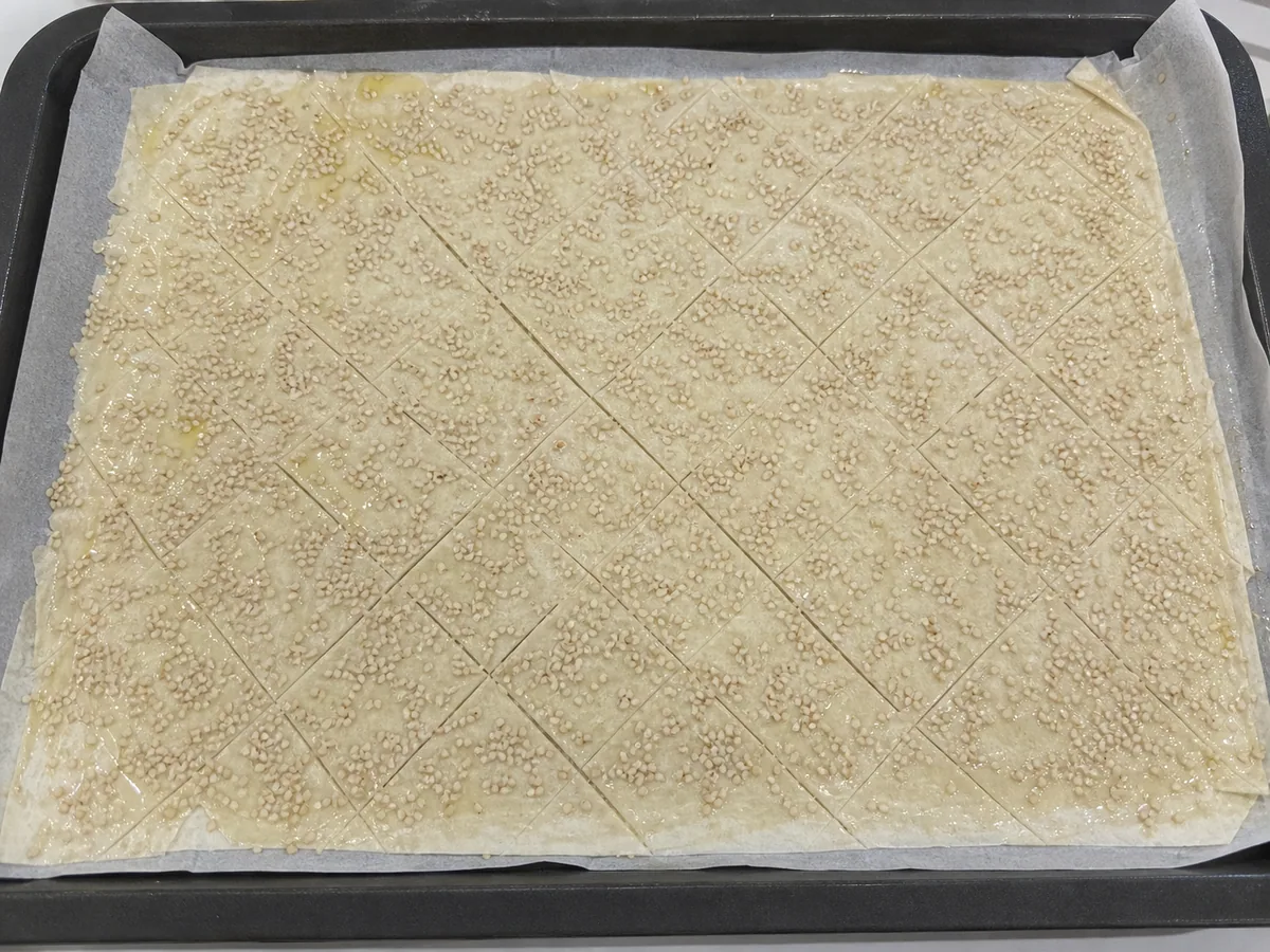 Massa fina de lavash coberta com sementes de gergelim e marcada em losangos