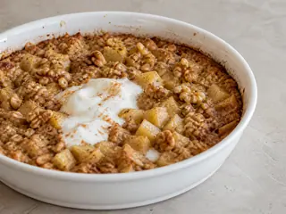 Avena horneada con manzana y canela, cubierta con trozos de manzana y nueces