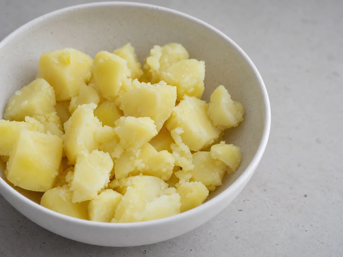Pedaços irregulares de batata com bordas ásperas, para o marmitako basco de atum