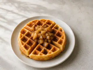 Waffle belga com fermento biológico coberto com compota de pera quente