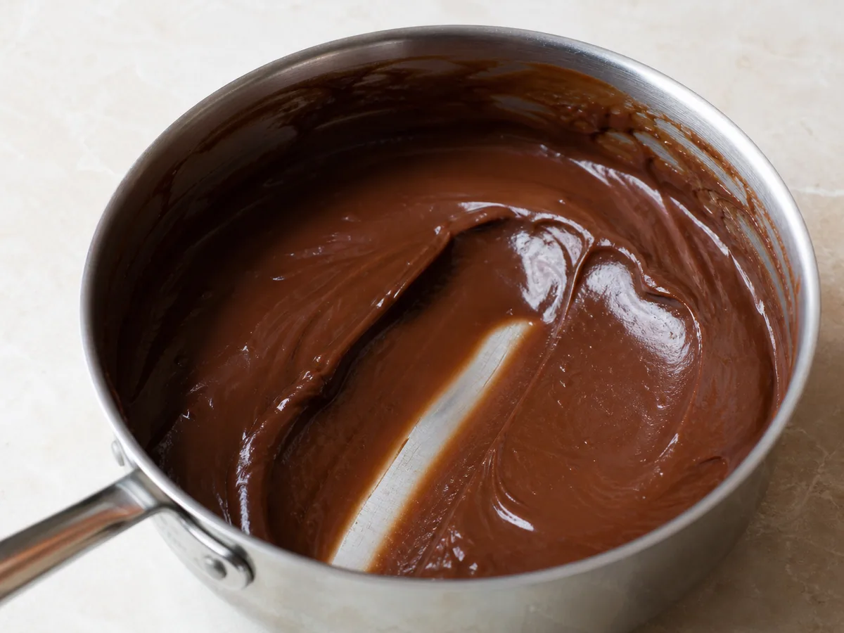 Mezcla de brigadeiro espesa y brillante que deja un surco claro de espátula en la cacerola