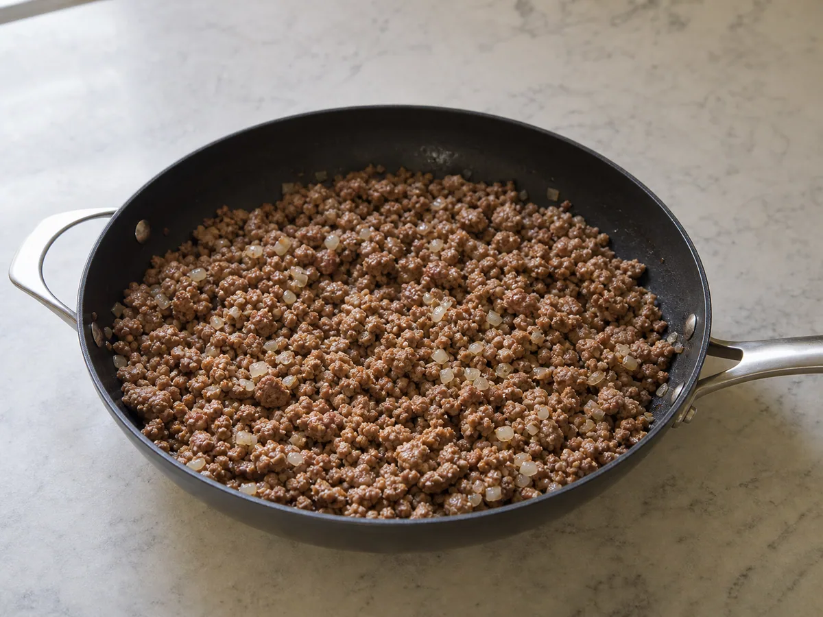 Carne de cerdo, res y cebolla completamente cocidas y bien desmenuzadas para la tourtière canadiense