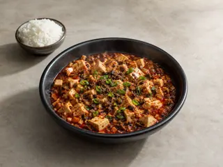 Tigela de mapo tofu com cogumelos, cebolinha e pimenta-de-Sichuan
