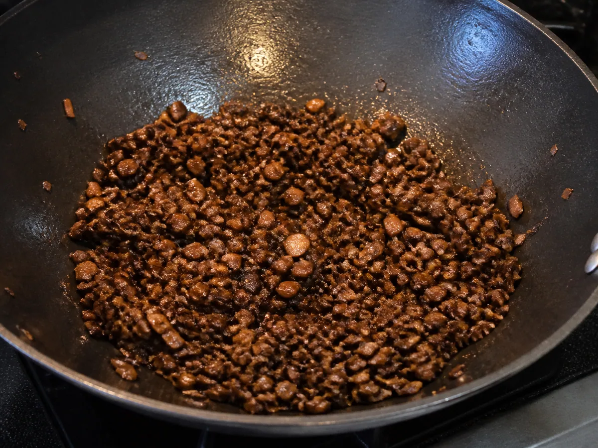 Doure os cogumelos picados durante o preparo