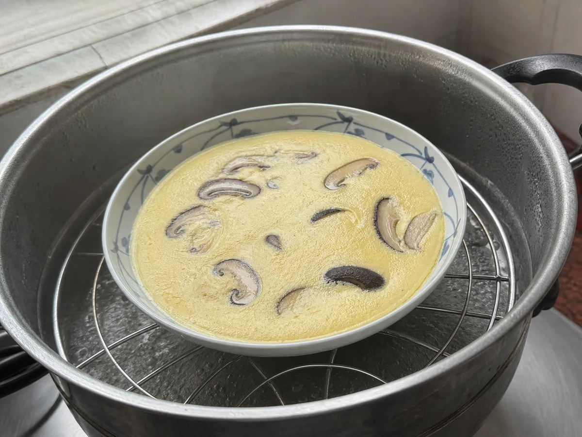 Ovos chineses no vapor totalmente cozidos com shiitake, conferidos com termômetro na panela de vapor