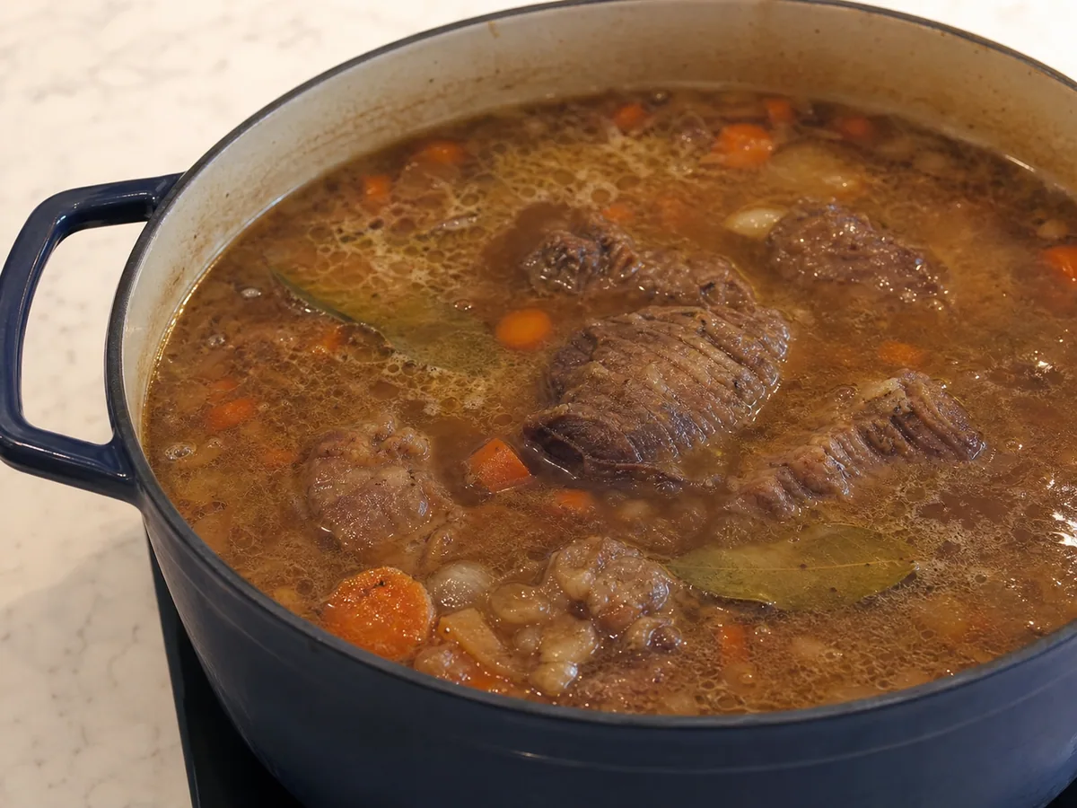 Carne tcheca braseada e completamente cozida, macia ao garfo, em panela holandesa com raízes macias