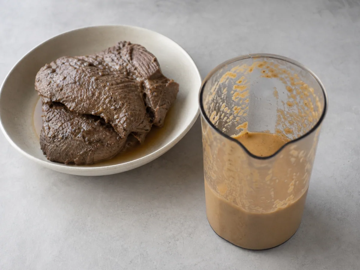 Molho liso e dourado de raízes sendo batido em uma panela holandesa