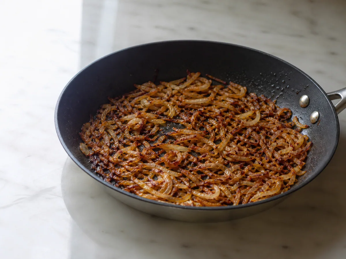 Cebolla crujiente bien dorada escurriendo para el koshari egipcio