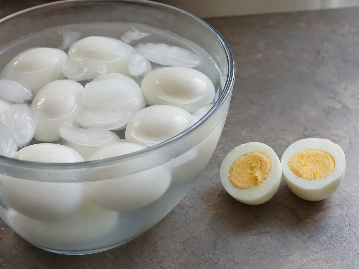 Huevos duros para doro wat etíope, con uno partido por la mitad para mostrar una yema completamente firme