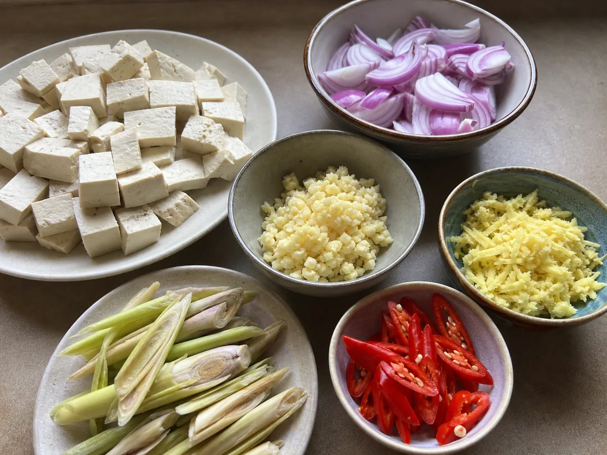 Tofu em cubos e aromáticos preparados para laing filipino