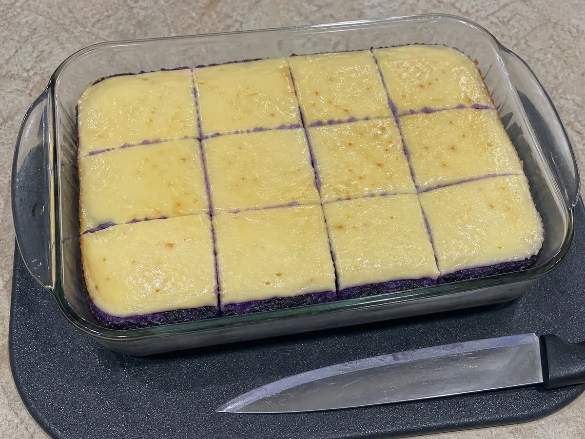 Pastel filipino de yuca y ube: deja reposar y corta el pastel