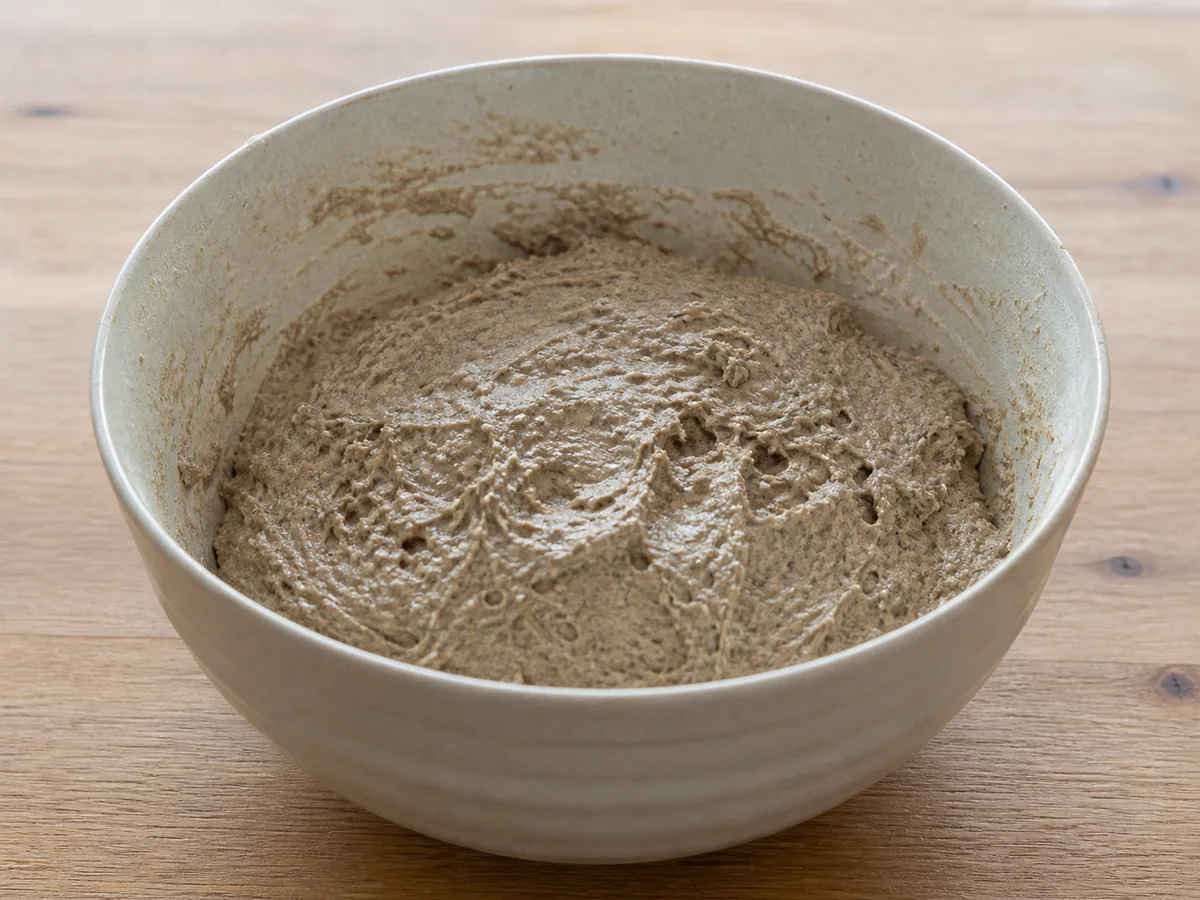Massa espessa e pegajosa de pão de centeio finleês, totalmente misturada em uma tigela, sem farinha seca