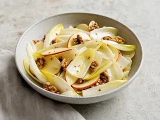 Ensalada francesa de endibias con manzana, nueces tostadas y láminas de Comté