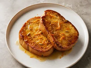 Tostadas francesas de brioche doradas bañadas con jarabe de naranja y cardamomo