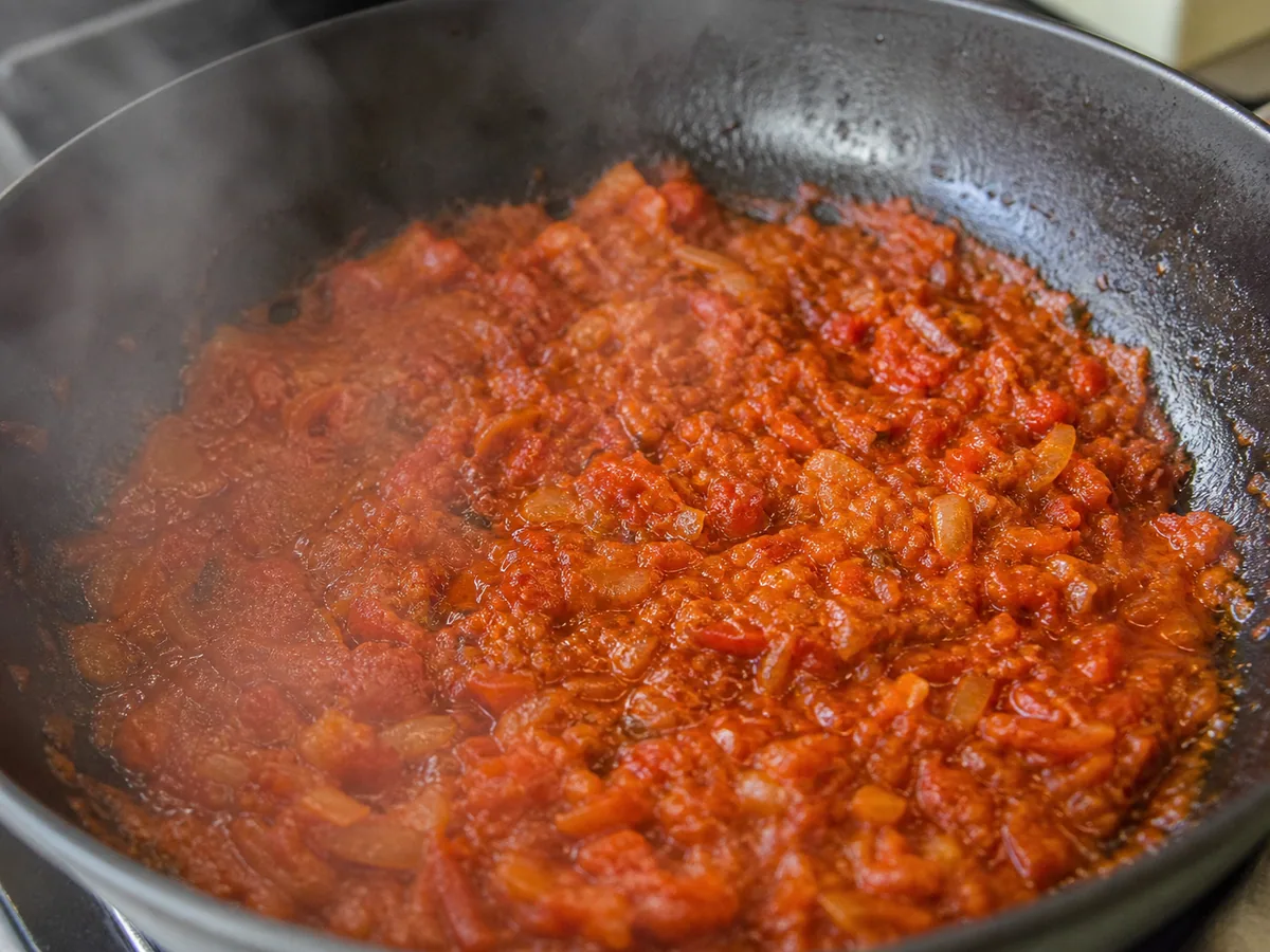 Base espesa de tomate y cebolla para chakhokhbili georgiano antes de agregar el pollo