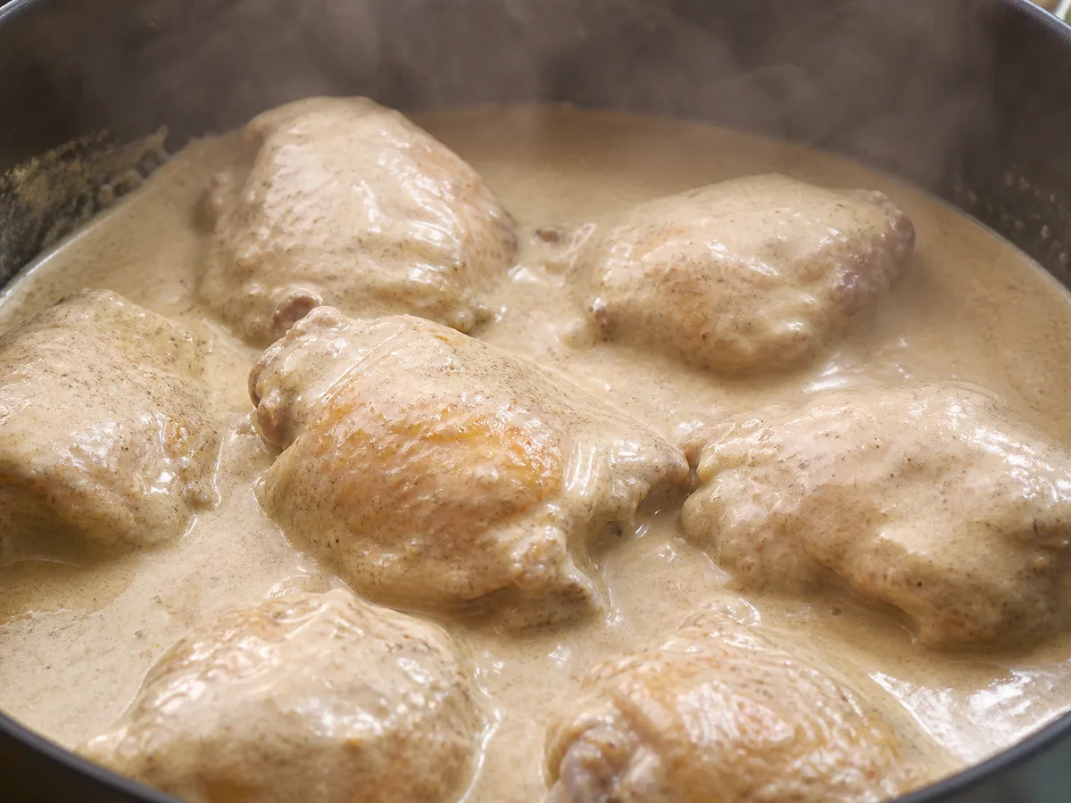 Satsivi de pollo georgiano: calienta la salsa y cubre el pollo