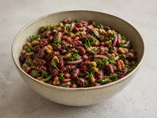 Salada georgiana de feijão lobio com nozes, ervas, cebola roxa e romã