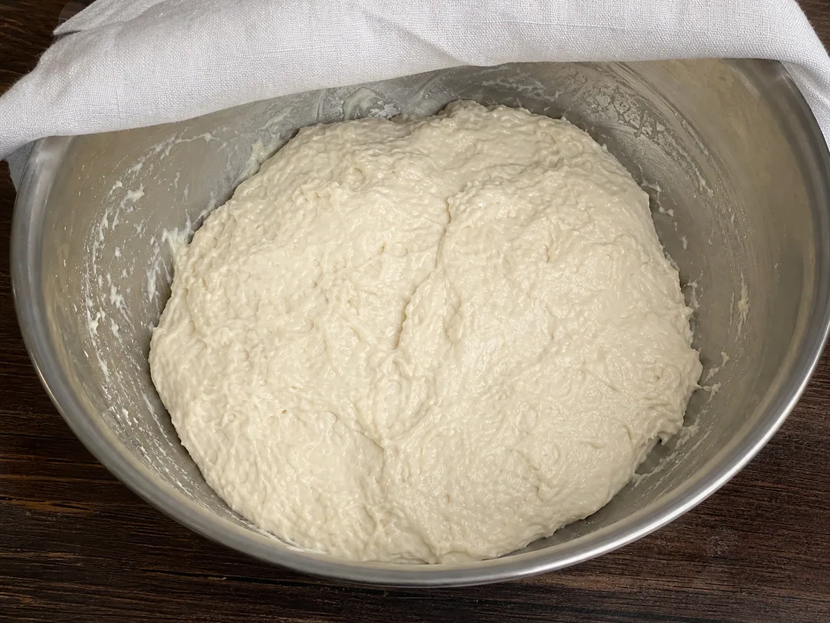 Pan shoti georgiano: mezcla y deja reposar la masa