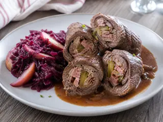 Roladinhos alemães de carne em molho marrom com repolho-roxo braseado e maçãs