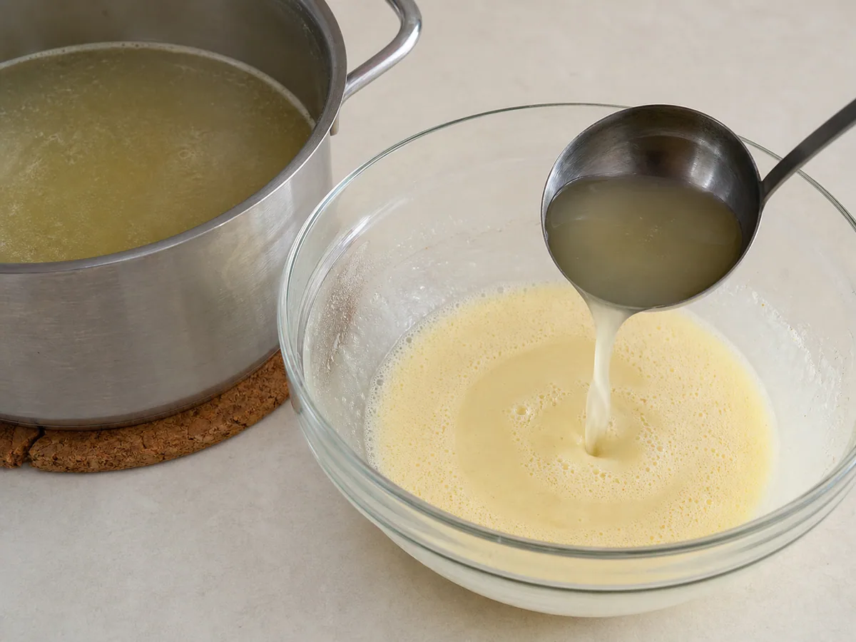 Sopa grega avgolemono de frango: temperando a mistura de ovo e limão