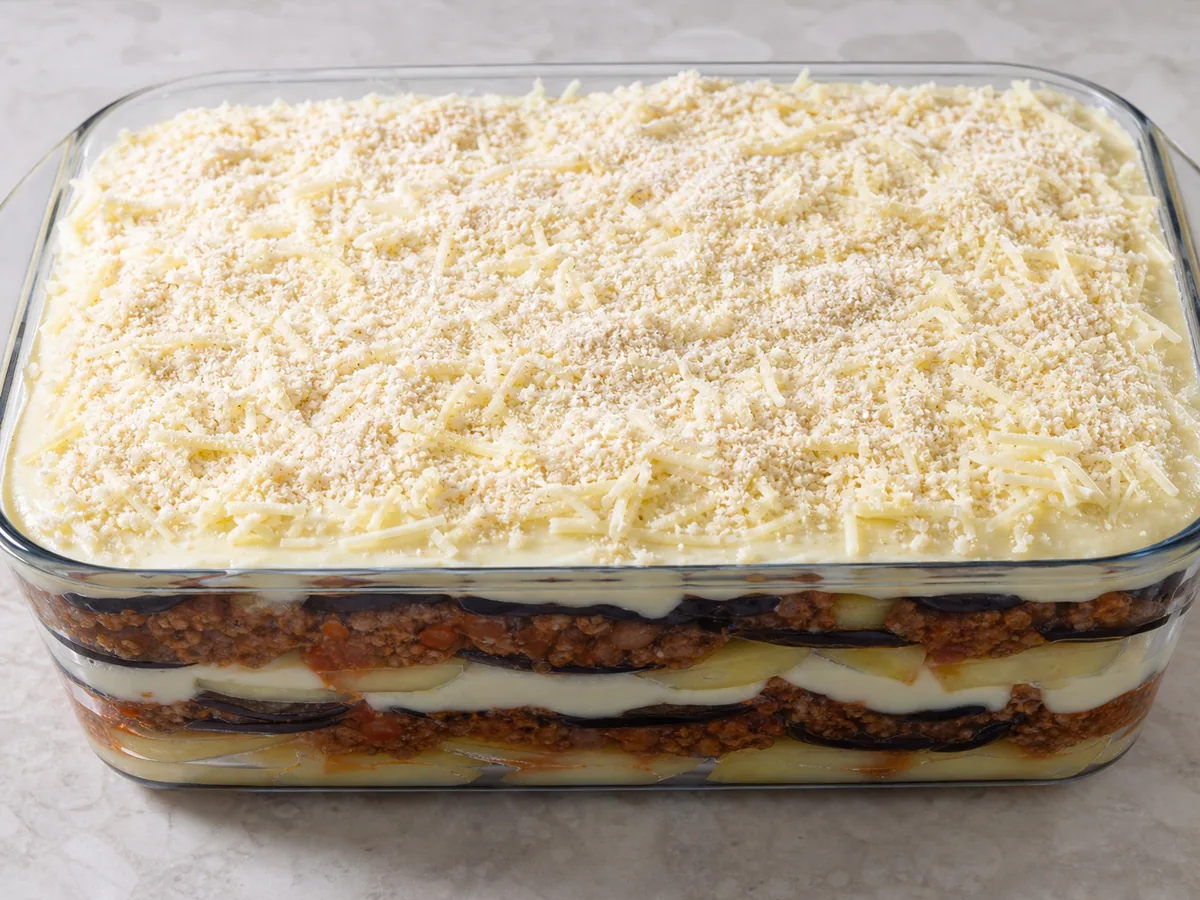 Moussaka grega com cordeiro: monte a moussaka em camadas