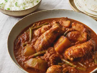 Tazón de pepián guatemalteco de pollo con papas, chayote, ejotes y arroz blanco