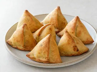 Samosas de verduras doradas al horno con chutney de menta