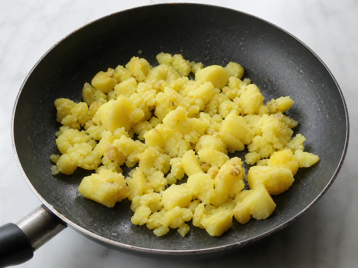 Batatas secas no vapor e esmagadas em pedaços irregulares para o recheio de samosa