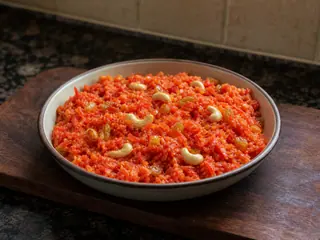 Halwa indio de zanahoria caliente cubierto con anacardos tostados y pasas