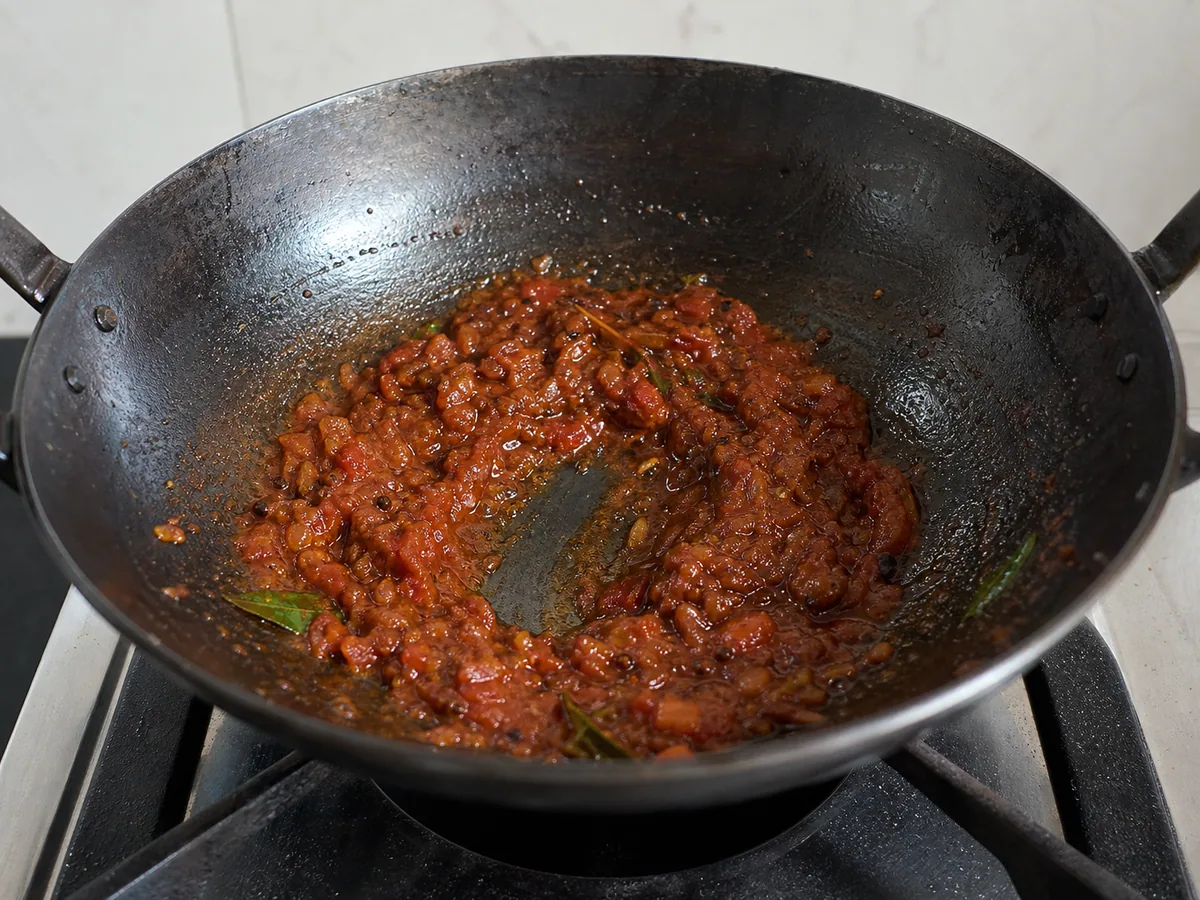 Masala espeso de chalota y tomate que conserva un surco de cuchara, para pollo chettinad con pimienta