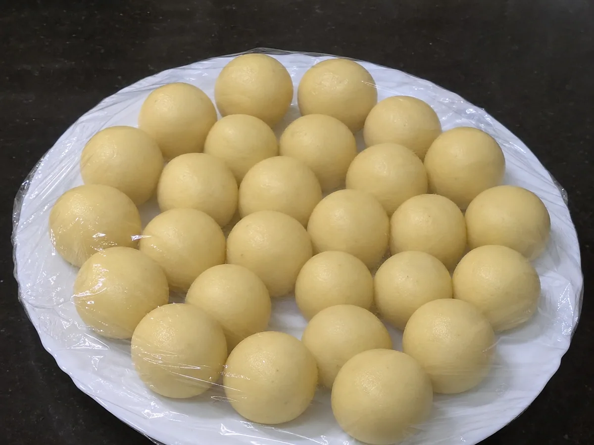 Bolhinhas lisas de gulab jamun cru cobertas antes de fritar