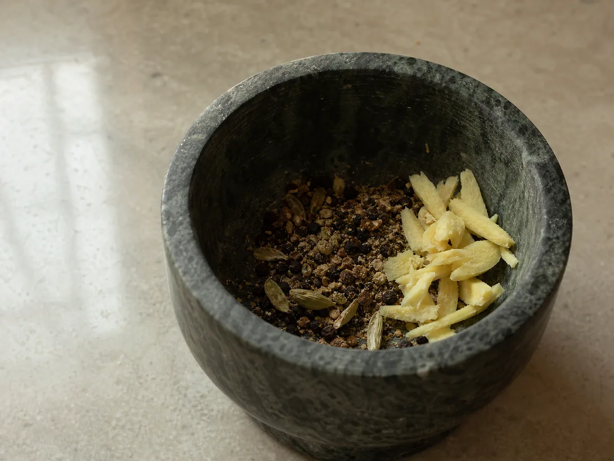Especias de chai ligeramente machacadas con jengibre machacado y canela partida