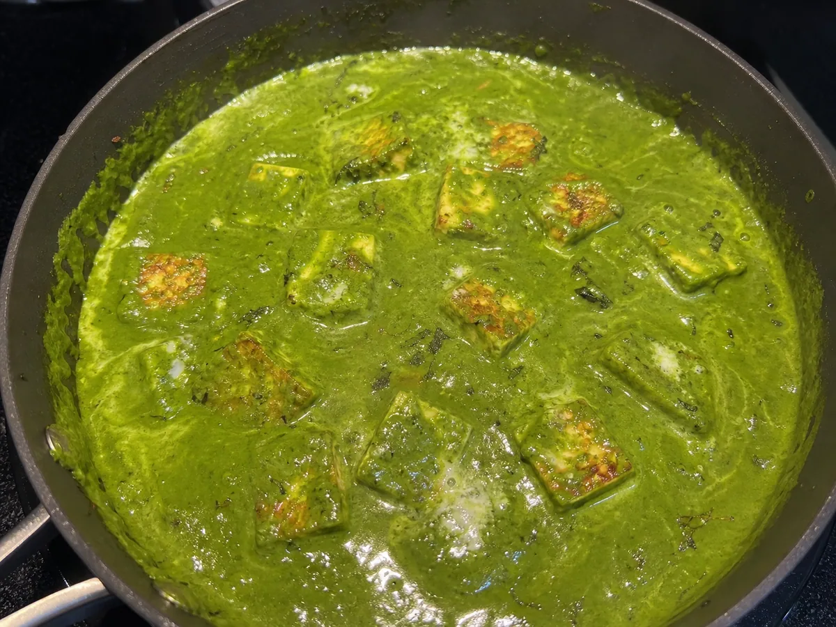 Finish the spinach sauce and paneer during preparation