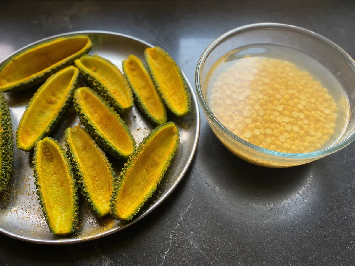 Melones amargos abiertos y ahuecados, frotados con sal y cúrcuma