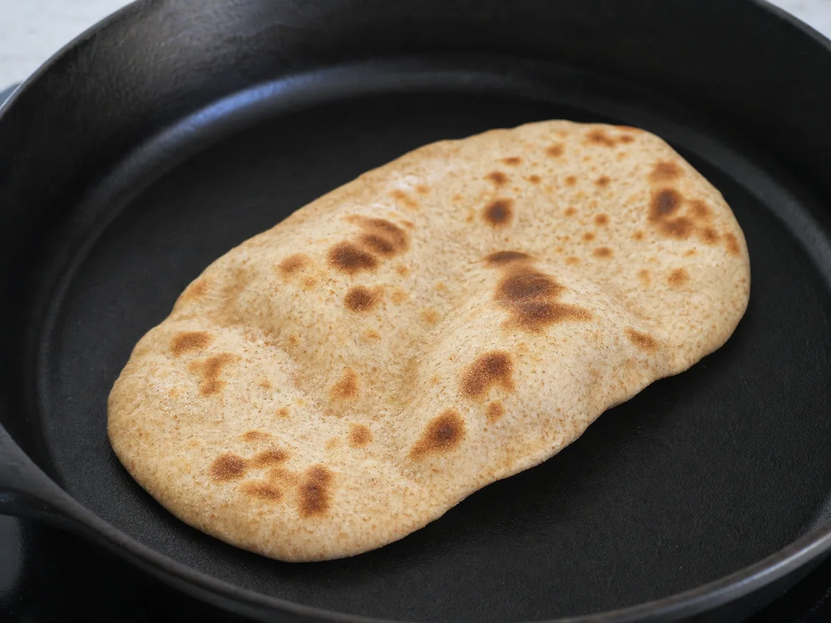 Cocina y termina el naan durante la preparación