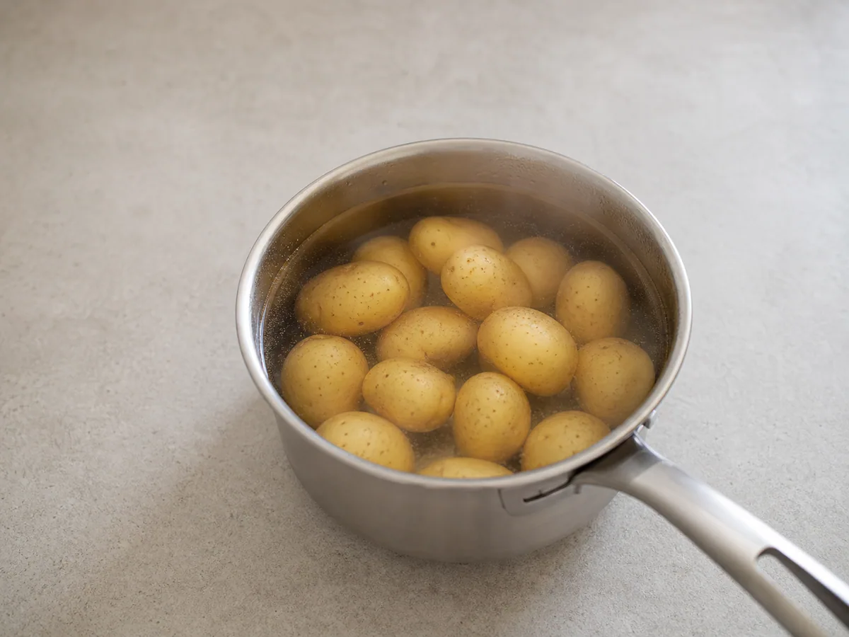 Batatas pequenas cozidas e macias, cortadas ao meio, para o gado-gado indonésio