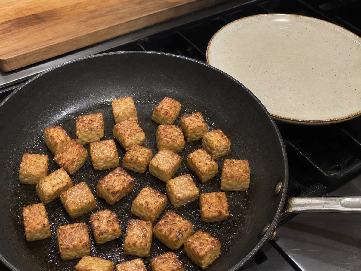 Dore el tempeh durante la preparación