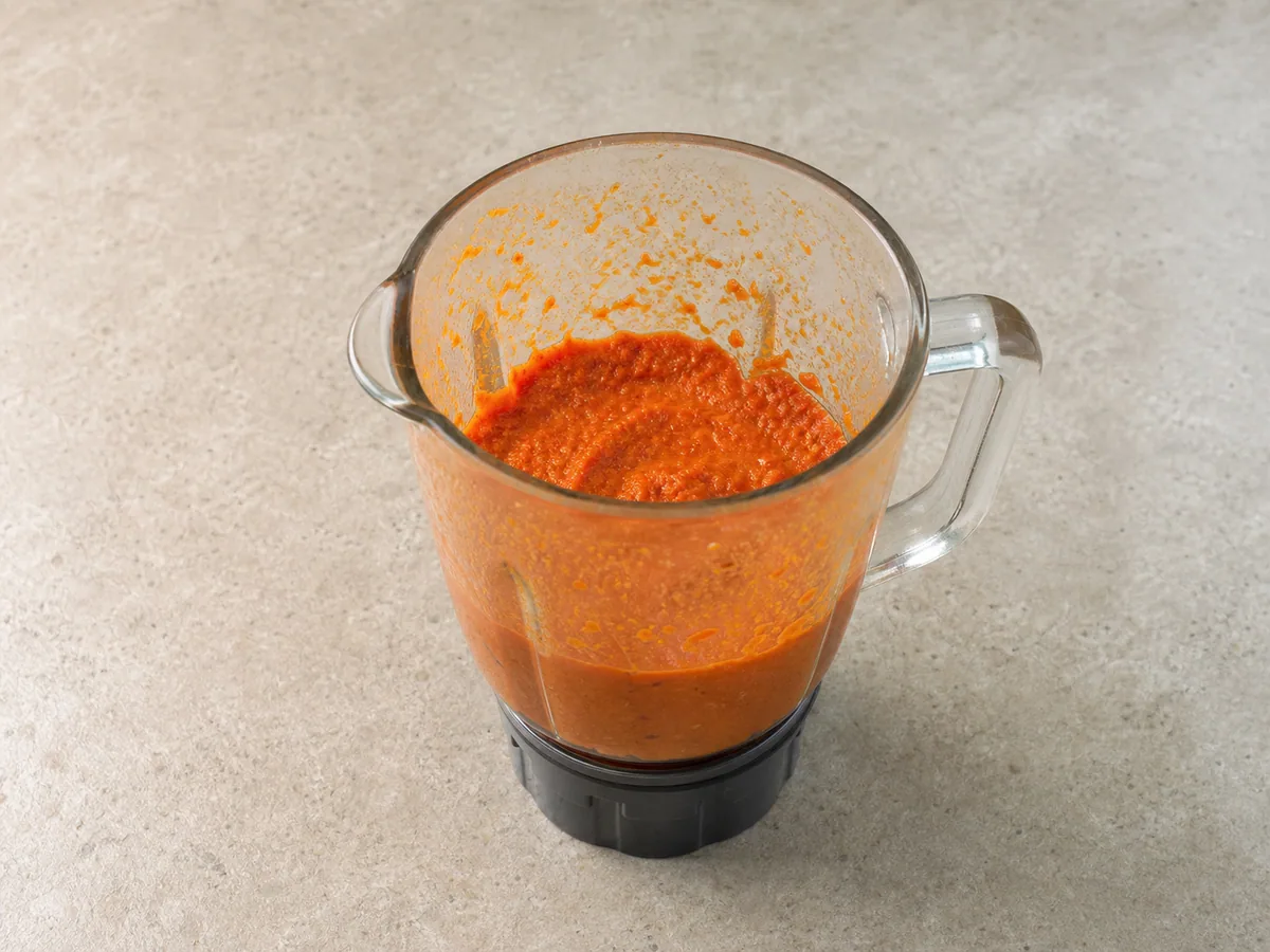 Pasta aromática espessa, vermelho-alaranjada, batida para o rendang indonésio de tempeh