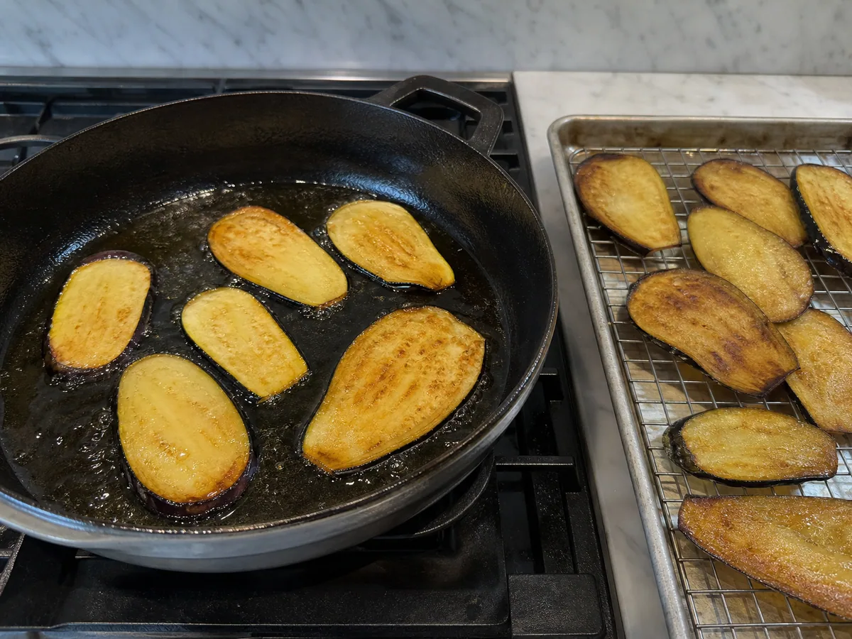 Berinjela frita em levas durante o preparo
