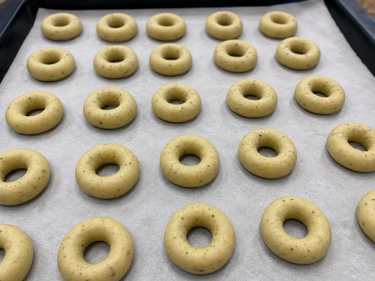 Taralli de hinojo sin hornear formados en aros uniformes con uniones bien selladas