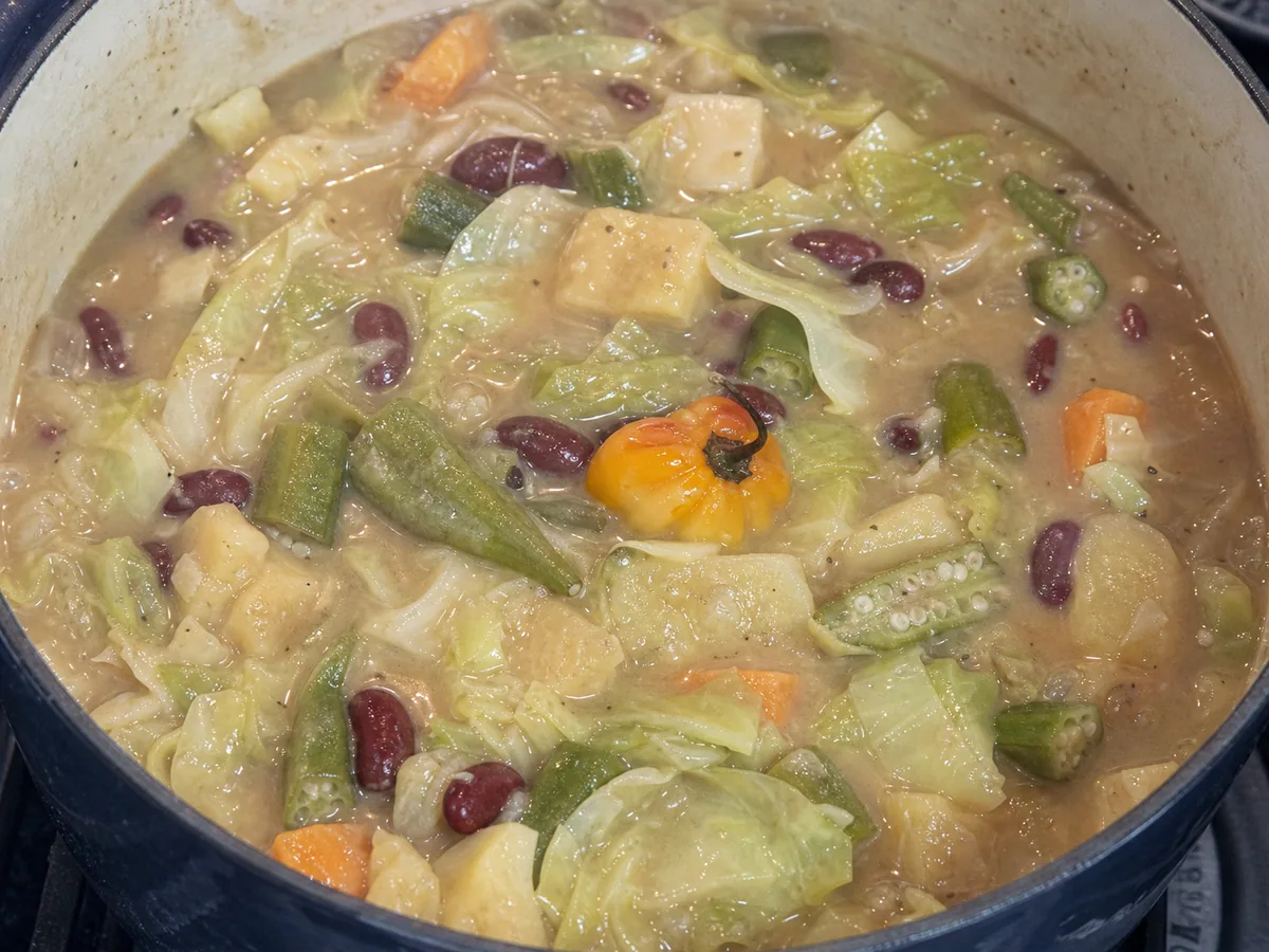 Cocina el repollo y la okra y espesa el guiso durante la preparación