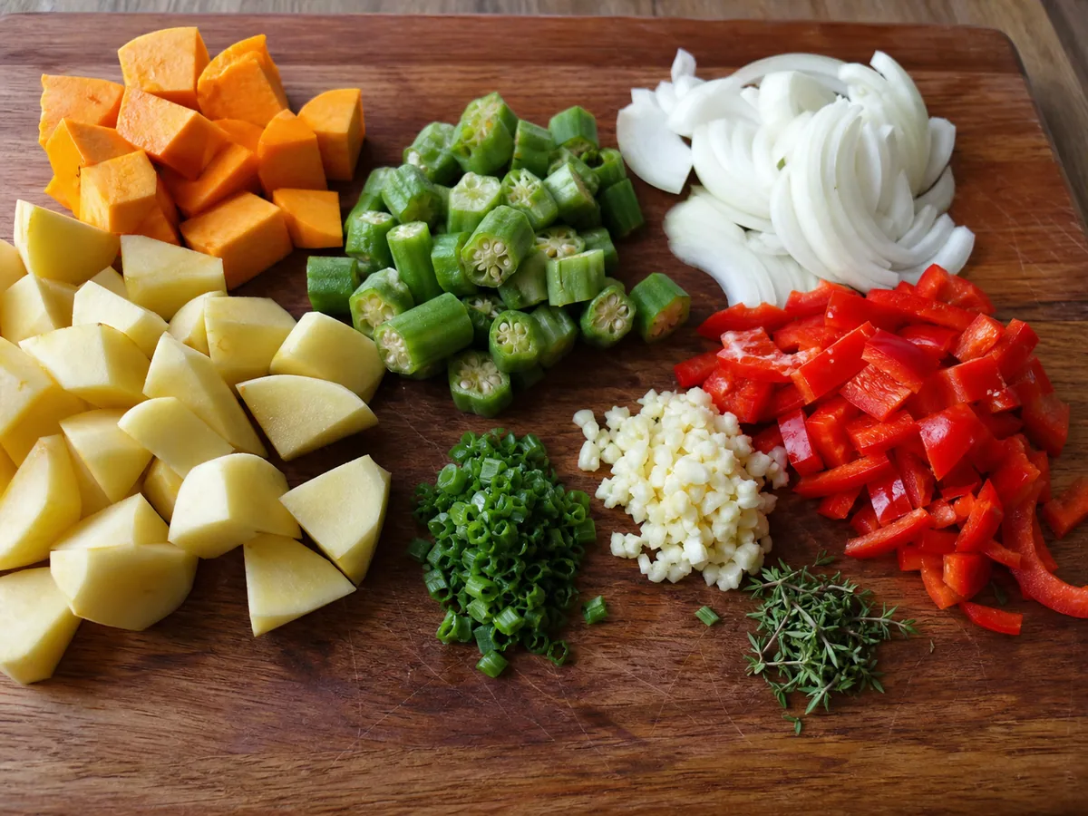 Verduras preparadas y un Scotch bonnet entero para el guiso Ital jamaicano