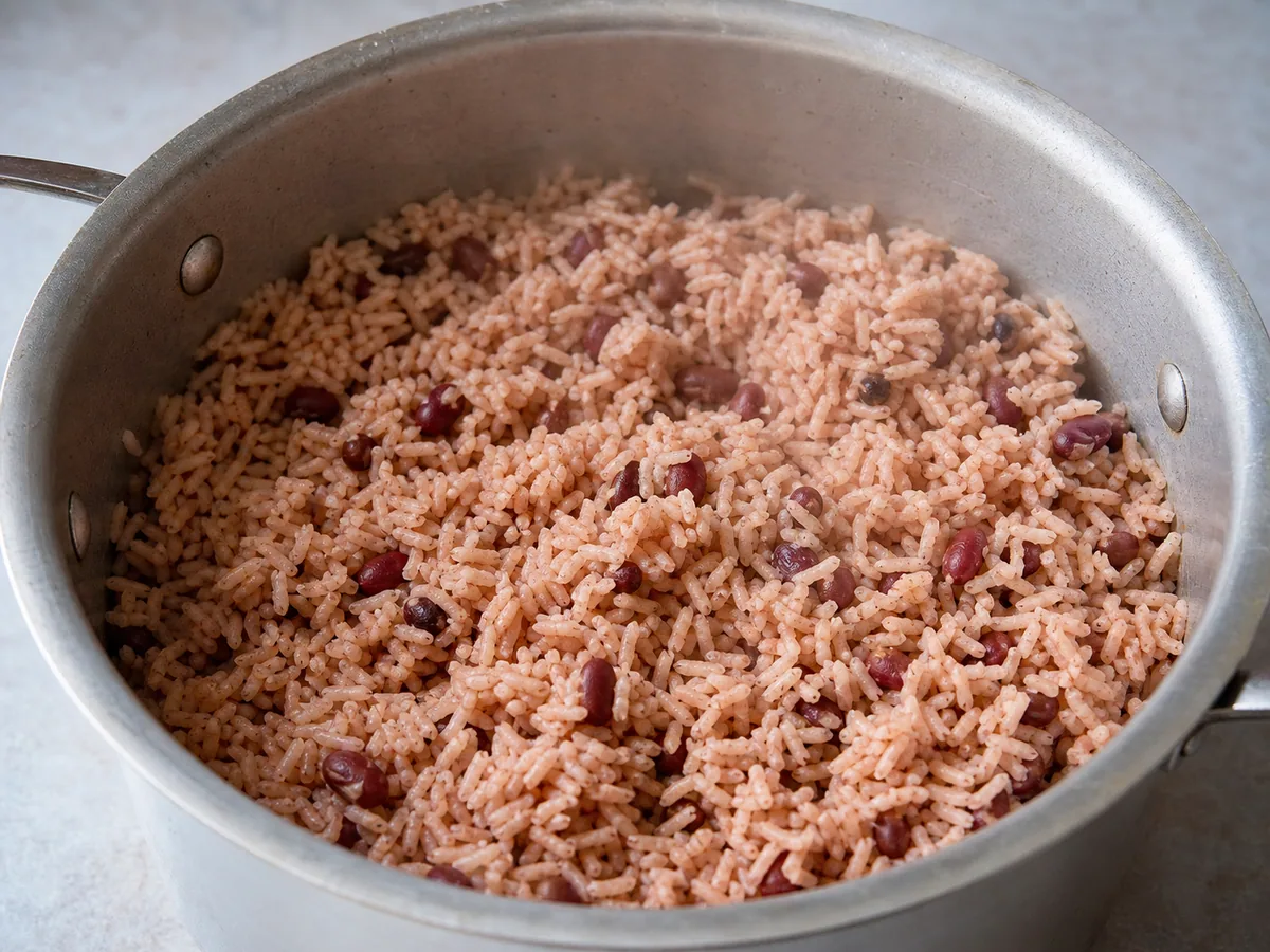 Arroz jamaicano com feijão soltinho, com grãos separados após a remoção dos aromáticos inteiros