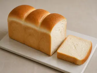 Pan alto de leche japonés con miga ligera que se separa en hebras