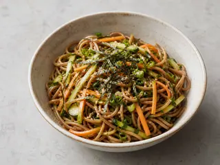 Tazón de ensalada japonesa de fideos soba con edamame, pepino, zanahoria, pimiento rojo, sésamo y nori
