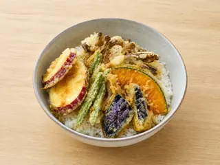 Donburi japonés de tempura de verduras con camote, kabocha, berenjena, shiitake y ejotes sobre arroz